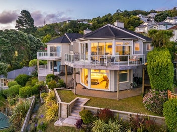 STYLISH LIVING WITH HARBOUR VIEWS
